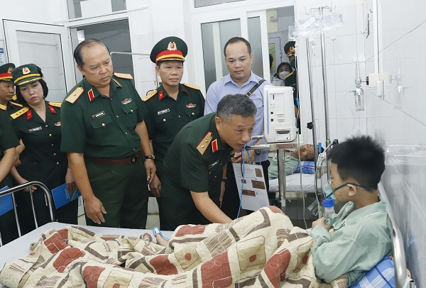 Trung tướng Lê Quang Minh thăm con trai của vợ chồng Trung tá QNCN Nguyễn Thị Hường. 