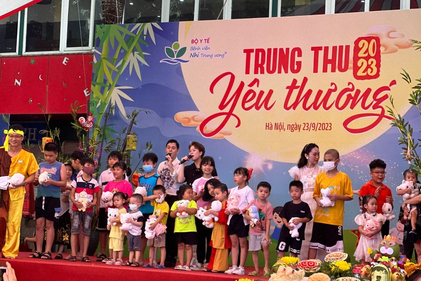 Xúc động chương trình 'Trung Thu yêu thương' tại Bệnh viện Nhi Trung ương 