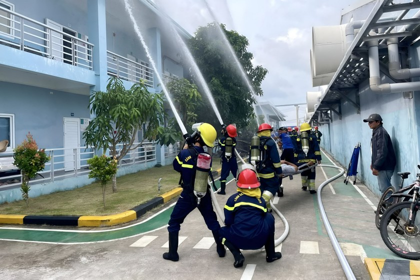  Công an tỉnh Bạc Liêu phối hợp tổ chức thực tập phương án chữa cháy.