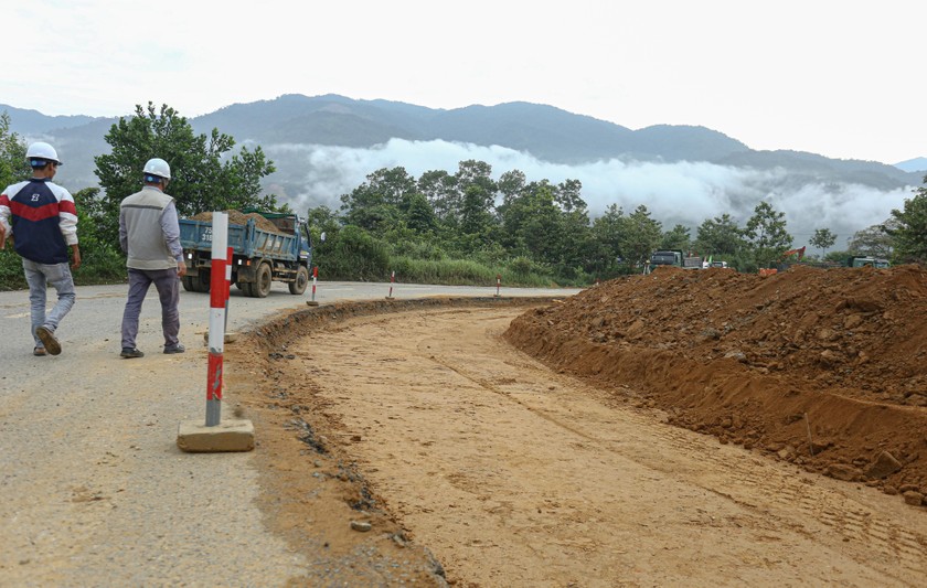 Nhiều điểm tiềm ẩn tai nạn giao thông trên Quốc lộ 49A được đào bạt, mở rộng tầm nhìn. 