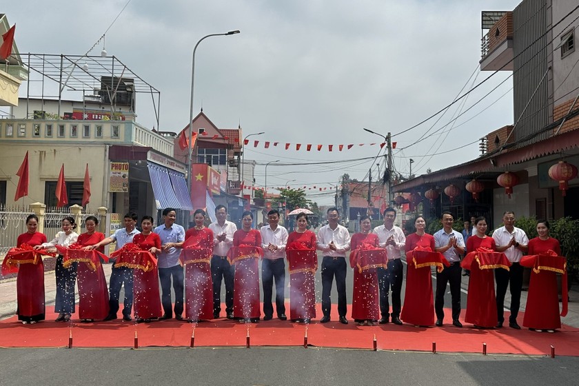 Các đại biểu cắt băng khánh thành công trình xây dựng NTM kiểu mẫu tại xã Đại Đồng.