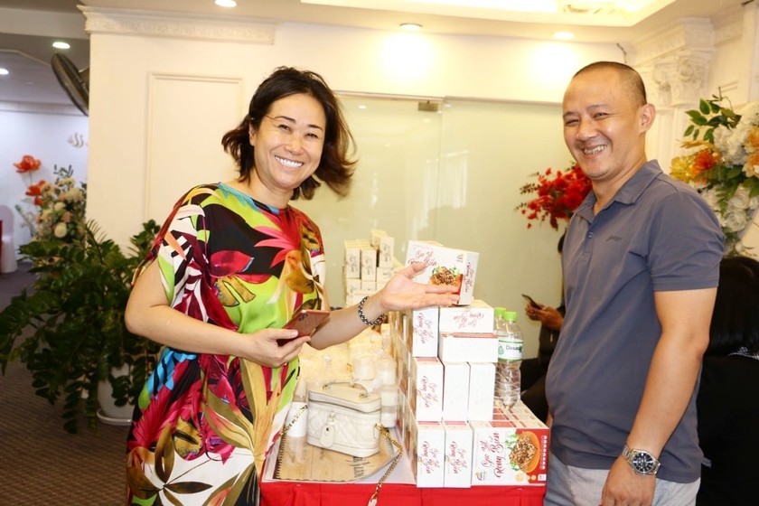 Nghệ sĩ Nguyệt Thu (áo hoa, bên trái) cùng cộng sự chia sẻ về dự án “Ươm nắng”. (Nguồn: NH) 