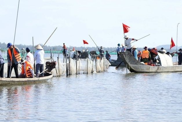 Các cơ quan chức năng phối hợp và huy động nhân lực, máy móc tháo dỡ lưới vây lấn chiếm mặt nước trái phép trên đầm phá Tam Giang - Cầu Hai.