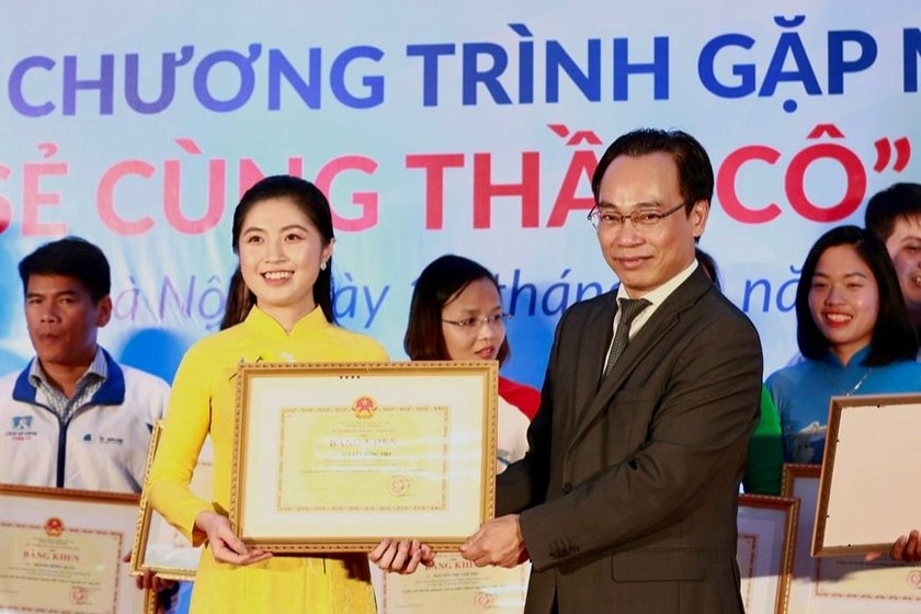 Lãnh đạo Bộ Giáo dục và Đào tạo trao Bằng khen cho nhà giáo tiêu biểu năm 2022. Ảnh: Qdnd.vn