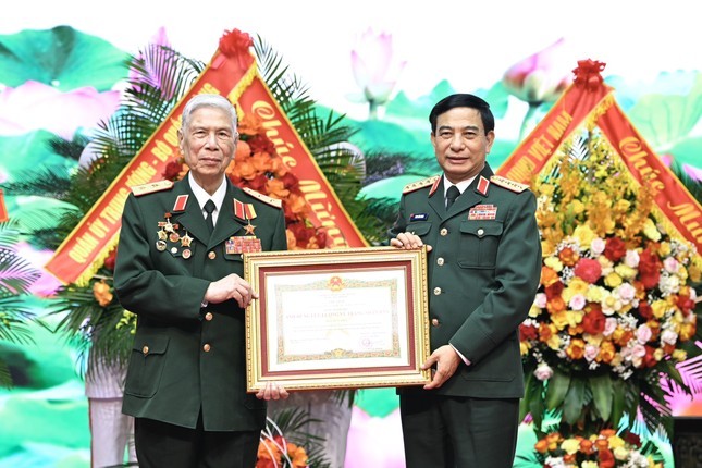 Thừa ủy quyền của Chủ tịch nước, Đại tướng Phan Văn Giang đã trao danh hiệu Anh hùng LLVTND tặng Trung tướng Đặng Quân Thụy. (Ảnh: PV)