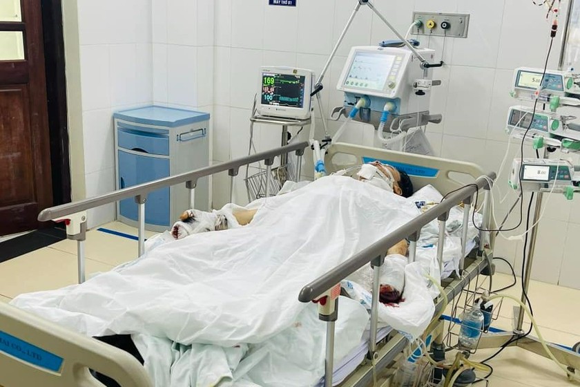 Bệnh nhi đang được điều trị tích cực tại bệnh viện với tiên lượng tử vong.