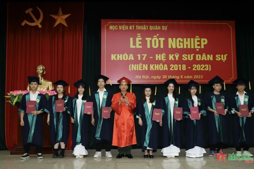 Lãnh đạo Học viện Kỹ thuật Quân sự trao bằng hệ kỹ sư hệ dân sự niên khóa 2018 - 2023. (Ảnh: Báo QĐND) 