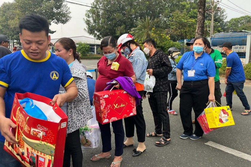 Công nhân nhận quà tại chương trình “Ngày hội nghĩa tình - Tết đoàn viên”. (Ảnh: Trần Tiến)