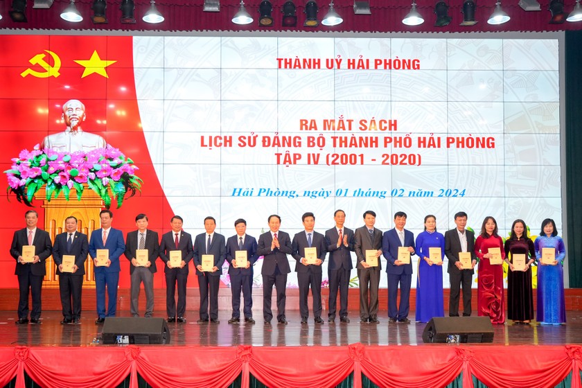 Lãnh đạo TP Hải Phòng trao tặng sách cho các Đảng bộ. (Ảnh: PV)