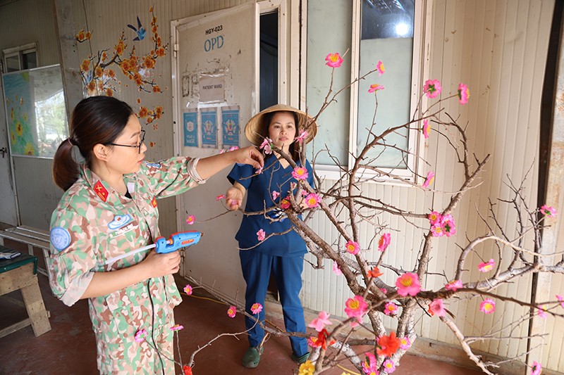 Cán bộ, nhân viên Đội Công binh số 2 trang trí cành đào ngày Tết.