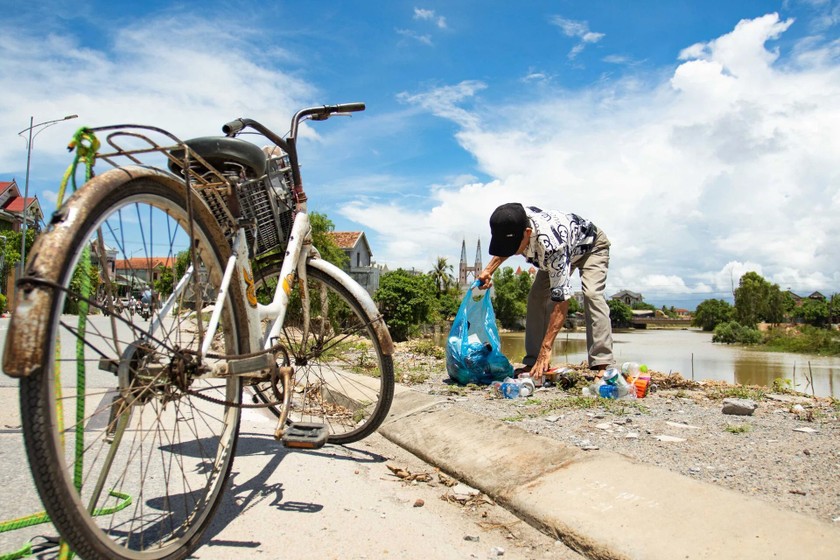 Những người làm công việc thu gom đồng nát vẫn thuộc nhóm yếu thế trong xã hội. (Ảnh minh họa - Nguồn: Thanhnien.vn)