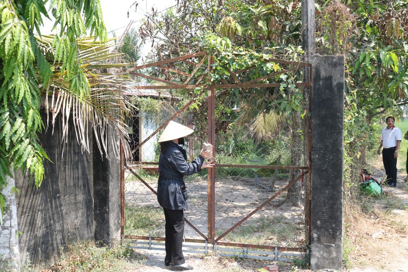 Mỗi khi đến thăm đất, bà Hoa đều phải phá khóa, do liên tục bị người khác khóa cổng. (Ảnh: Tiến Dũng)