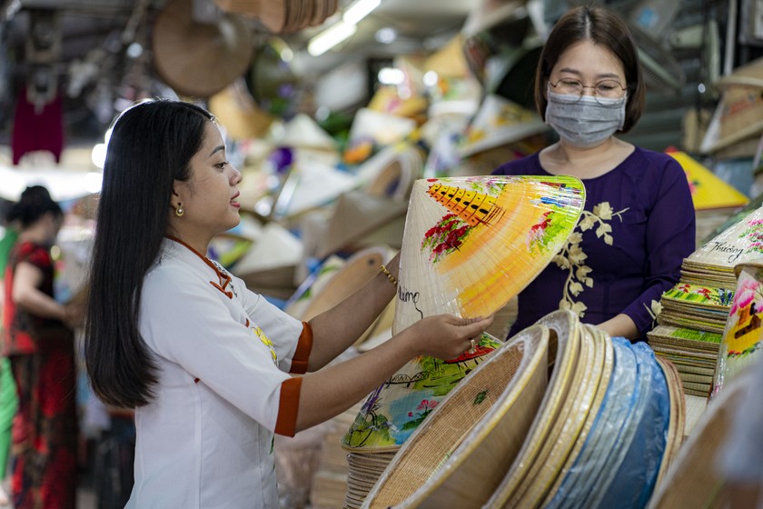 Chợ Đông Ba kiên quyết dẹp bỏ tình trạng nói thách, “chặt chém”. (Ảnh: Tám Bảy) 