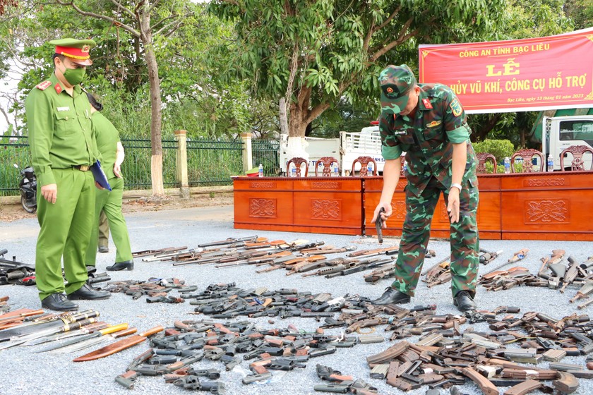 Công an tỉnh Bạc Liêu phối hợp tiêu hủy VK,VLN,CCHT. 