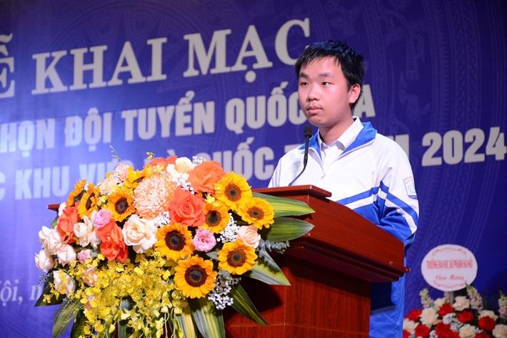 Em Tạ Đức Anh, Trường THPT Chuyên Đại học Sư phạm Hà Nội chia sẻ tại buổi lễ. Ảnh: MOET