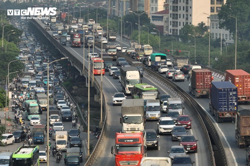 Tại Hà Nội, cả hai chiều đường vành đai 3 trên cao (đoạn qua khu đô thị Linh Đàm), các phương tiện đều phải di chuyển rất khó khăn. (Ảnh: VTC News)