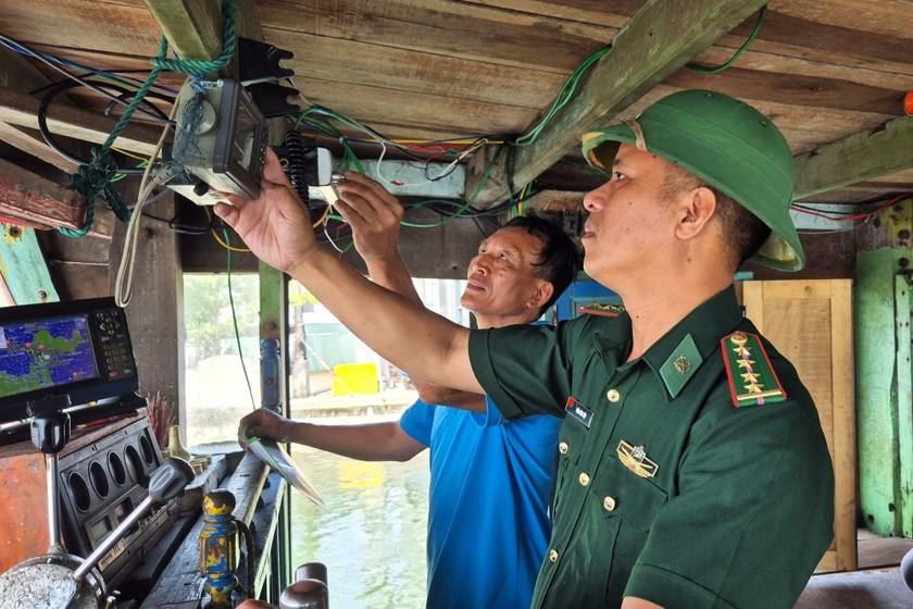 BĐBP Đà Nẵng kiểm tra thiết bị trên tàu bảo đảm điều kiện an toàn hàng hải. (Ảnh: Minh Trang)