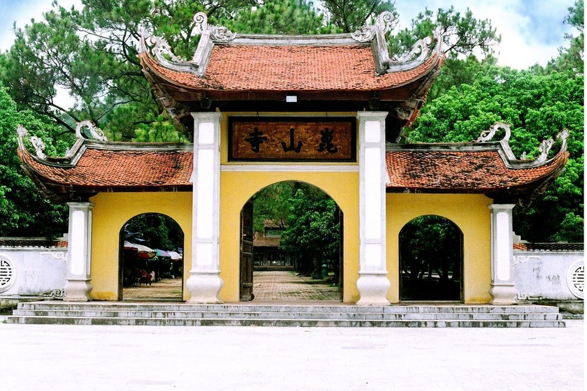 Tam quan chùa Côn Sơn.