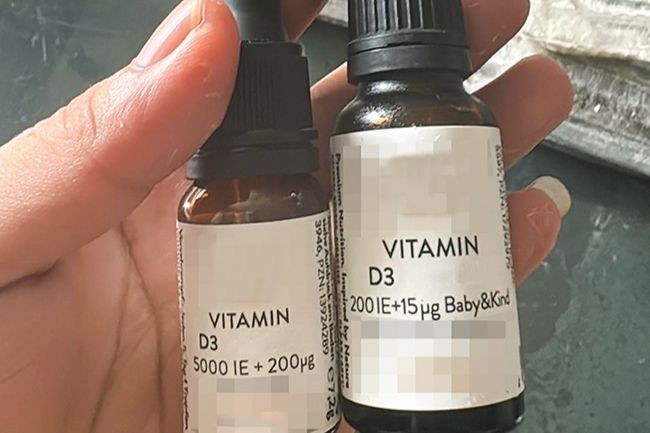 Lọ vitamin D 5000 IE +200 μg dành cho người lớn (bên trái) mà trẻ được cho uống nhầm (ảnh gia đình cung cấp)