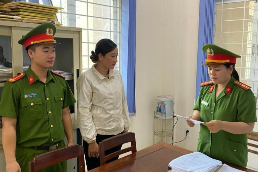 Công an đọc quyết định khởi tố bị can, ra lệnh cấm đi khỏi nơi cư trú đối với Nguyễn Thị Nhị - Ảnh: Công an huyện Đak Đoa