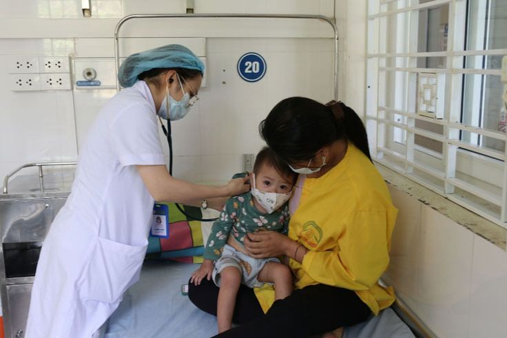 Trẻ mắc ho gà đang được điều trị tại Bệnh viện Sản Nhi Lào Cai. Ảnh: SYT Lào Cai