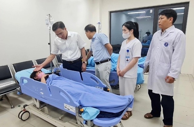 Lãnh đạo Sở Y tế Vĩnh Phúc thăm hỏi bệnh nhân tại Bệnh viện Hữu nghị Lạc Việt. Ảnh: Báo Vĩnh Phúc.