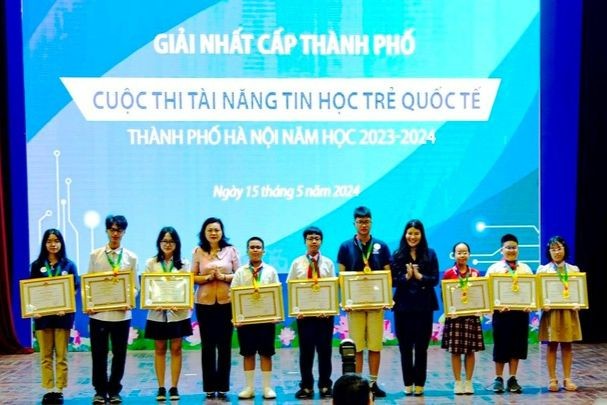 Trao thưởng cho các học sinh đoạt giải Nhất cuộc thi Tài năng tin học trẻ quốc tế - thành phố Hà Nội năm học 2023-2024. Ảnh: Thống Nhất