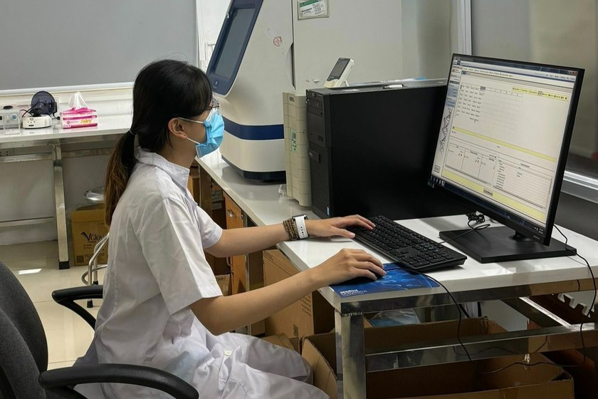 Tiến hành giải trình phân tích ADN của mẫu tại Trung tâm Pháp y Hà Nội.