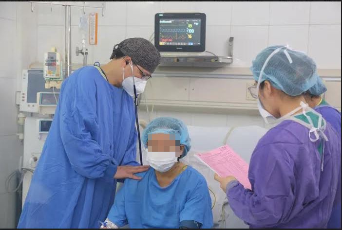 Bác sĩ Bệnh viện Việt Đức thăm khám cho nữ bệnh nhân suy gan tối cấp được ghép gan sau ca phẫu thuật. (Ảnh: BVVĐ)