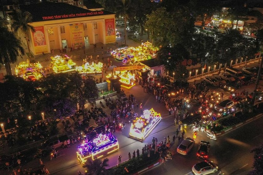 Tối ngày 20/5, đoàn diễu hành xuất phát từ Trung tâm Văn hóa thành phố Hà Nội diễu hành qua nhiều con phố - Ảnh: Phật giáo Hà Nội