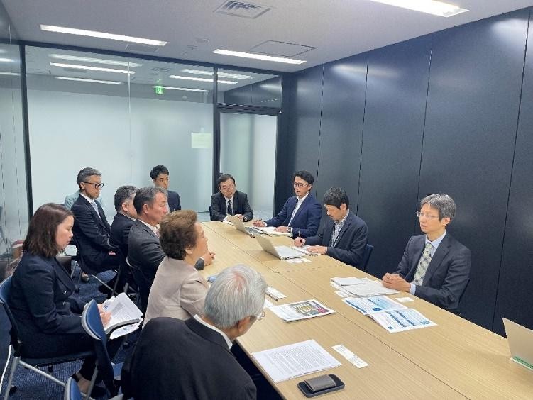 Ông Hajime Wakuda trao đổi với ông Takashi Yanai, Tổng Giám đốc Khối Hạ tầng, Tập đoàn Sumitomo và bà Nguyễn Thị Nga, Chủ tịch Tập đoàn BRG tại Tokyo ngày 24/4/2024
