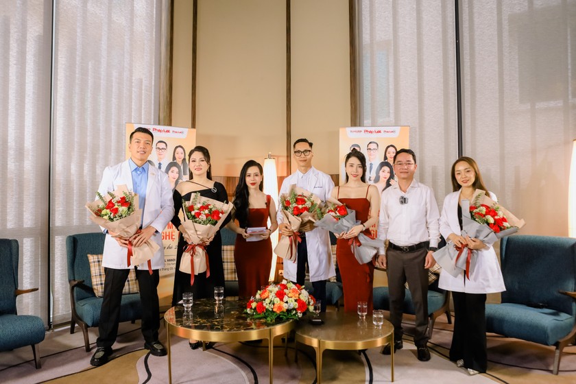 TS. Vũ Hoài Nam - Bí thư Đảng ủy, Tổng biên tập Báo Pháp luật Việt Nam (thứ 2 từ phải qua) tặng hoa cảm ơn các khách mời.