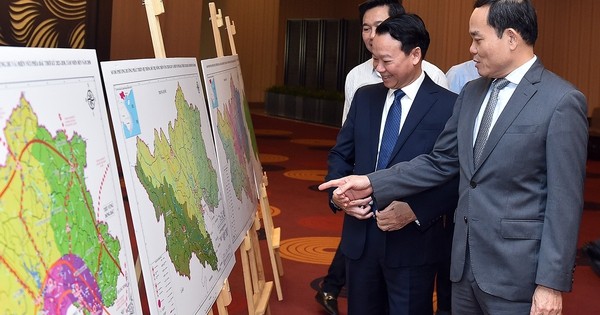 Phó Thủ tướng Trần Lưu Quang tham quan triển lãm ảnh khi dự Hội nghị Hội đồng điều phối vùng trung du và miền núi phía bắc lần thứ 3 - Ảnh: VGP/Hải Minh