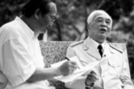 Đạo diễn, Nghệ sĩ Nhân dân Đào Trọng Khánh và Đại tướng Võ Nguyên Giáp. (Ảnh: Nguyễn Đình Toán)