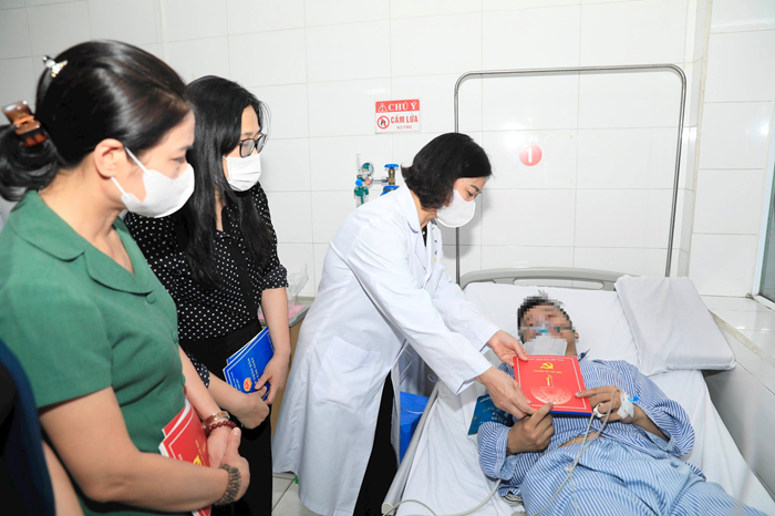 Lãnh đạo Thành phố thăm hỏi nạn nhân trong vụ cháy nhà trọ tại phố Trung Kính đang điều trị tại Bệnh viện Giao thông vận tải. Ảnh: Hanoi.gov