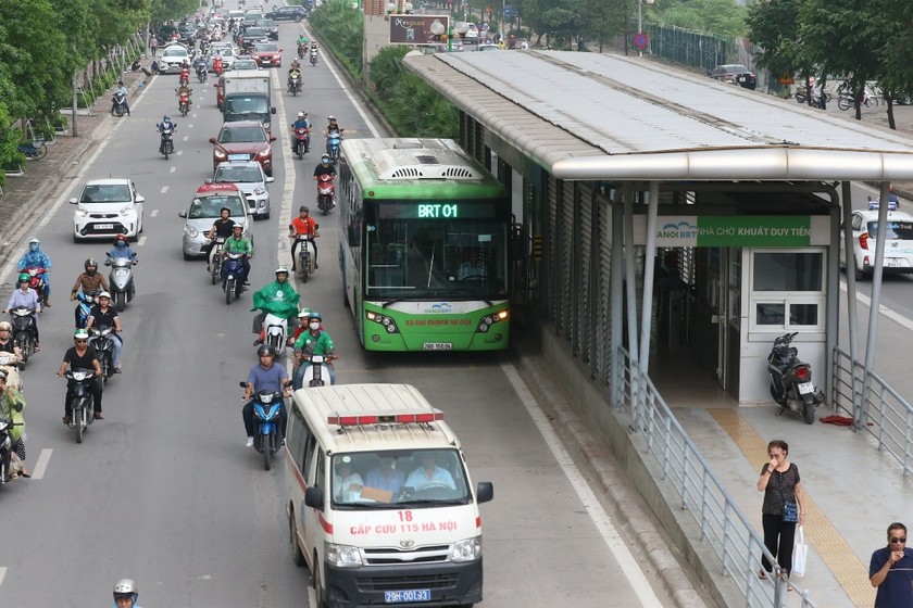Xe ưu tiên trên tuyến phố Hà Nội. (Ảnh: Hồng Thương)