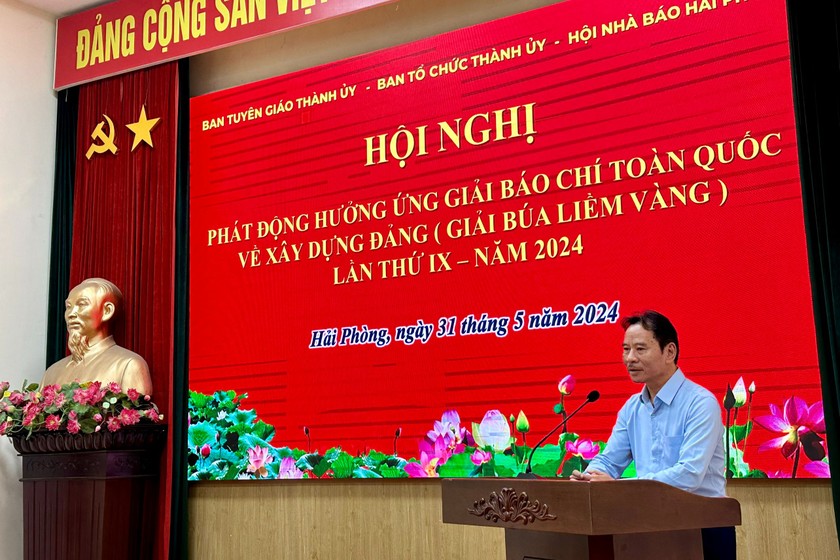 Phó Chủ tịch Thường trực Hội Nhà báo Hải Phòng Nguyễn Anh Tú phát động hưởng ứng Giải Báo chí toàn quốc về xây dựng Đảng. (Ảnh: PV)