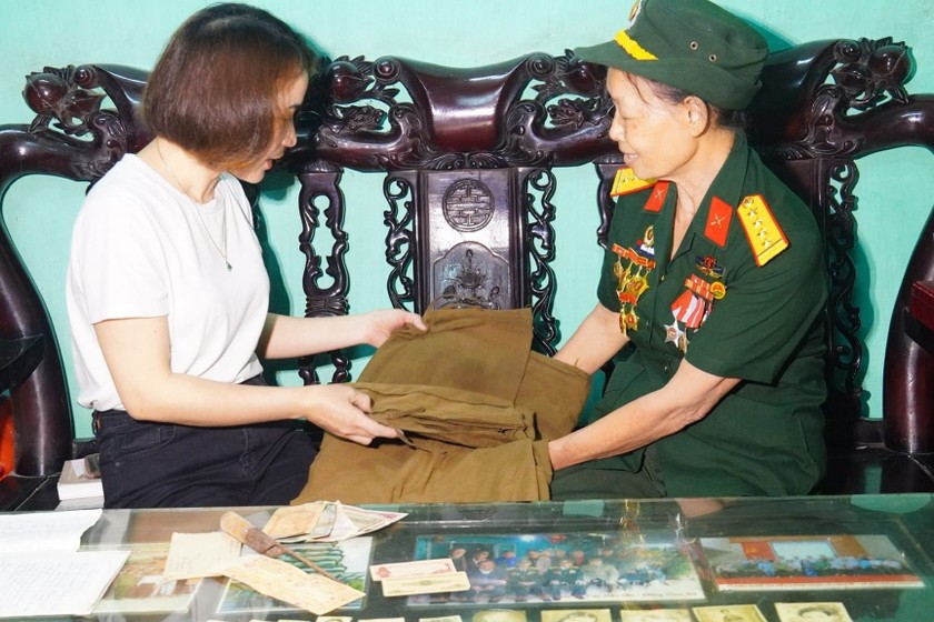 Bà Nguyễn Thị Hồng Nhãn tặng lại kỷ vật Trường Sơn cho Bảo tàng Phụ nữ Việt Nam. (Nguồn ảnh trong bài: Bảo tàng Phụ nữ Việt Nam)