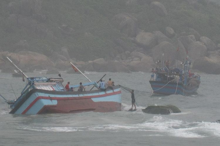 Một tàu cá bị mắc cạn ở cửa biển Mỹ Á. (Ảnh trong bài: V.V.Anh)