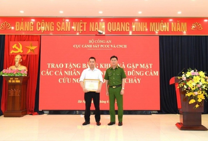 Thừa ủy quyền của lãnh đạo Bộ Công an, Trung tướng Nguyễn Tuấn Anh trao Bằng khen của Bộ Công an tặng anh Lèng Văn Bằng. (Ảnh: hanoi.gov.vn)