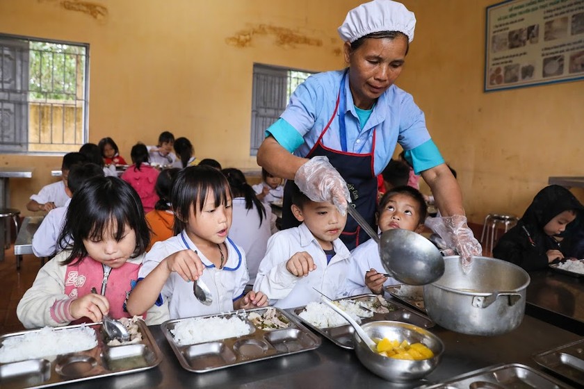 Bếp ăn học đường tại Trường Tiểu học và THCS Châu Quế Thượng, huyện Văn Yên, Yên Bái. (Ảnh: Hồng Thương) 