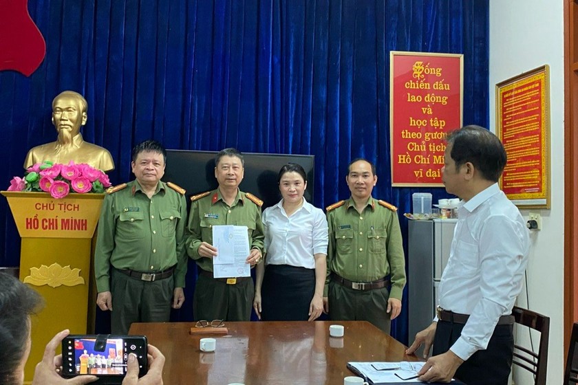 Đại diện Ngân hàng Nhà nước Việt Nam trao Quyết định khen thưởng Phòng An ninh điều tra, Công an tỉnh Yên Bái trong vụ án làm, tàng trữ, lưu hành tiền giả.