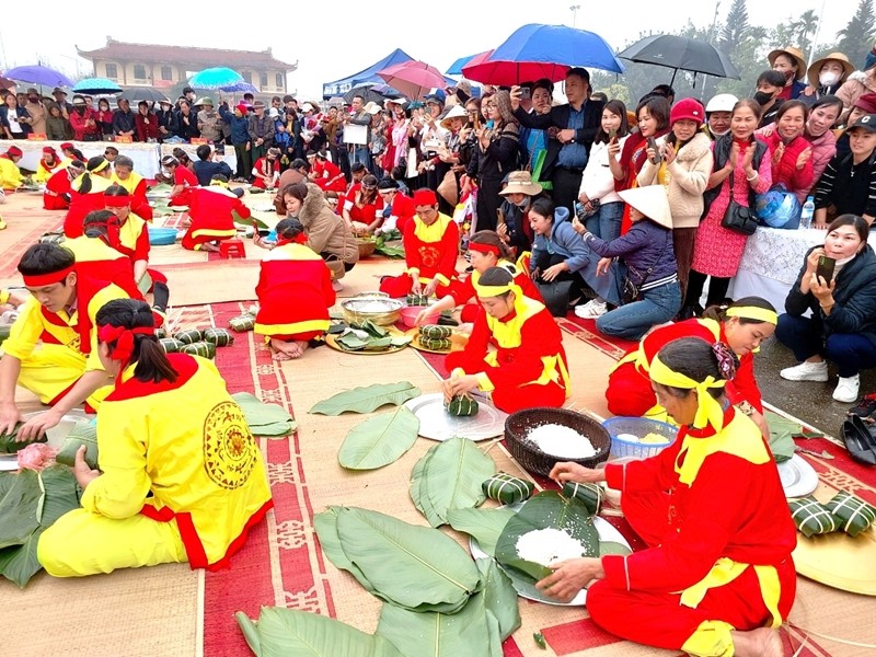 Đông đảo du khách thập phương cũng dừng chân, đến xem, theo dõi và cổ vũ cho các đội thi gói bánh chưng tại đất Tổ. (Ảnh: Thế Lượng)