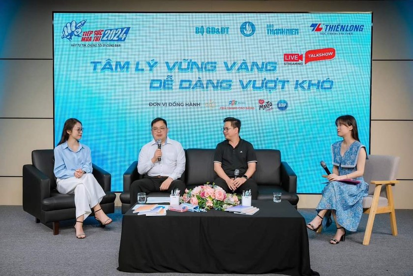 Từ trái qua phải - MC Khánh Vy, ông Hoàng Nam Tiến, PGS TS Trần Thành Nam tại một buổi tư vấn tuyển sinh của chương trình Tiếp sức mùa thi 2024. (Ảnh: PV)