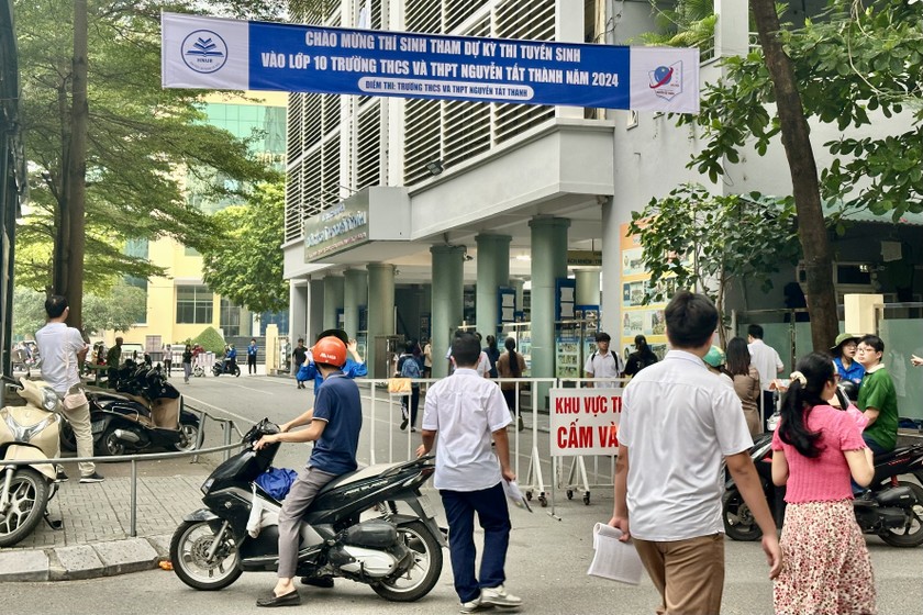 Khốc liệt cuộc đua 'giành vé' vào lớp 10 trường hot nhất nhì Hà Nội 
