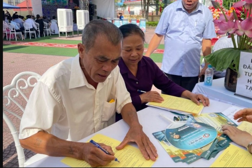 Người dân đăng ký hiến mô tạng trực tiếp tại Lễ phát động ở huyện Hải Hậu, tỉnh Nam Định.