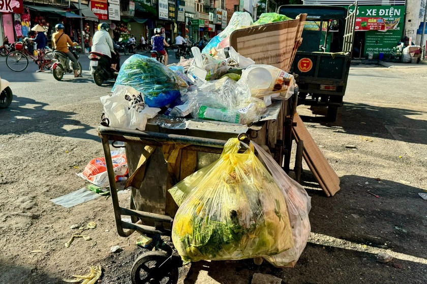 Xe rác chất đầy rác thải thực phẩm không được phân loại. (Ảnh: PV) 