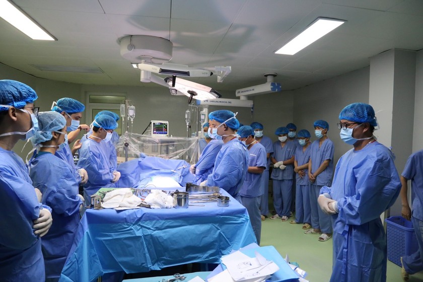Êkip phẫu thuật tại Bệnh viện đa khoa tỉnh Phú Thọ bày tỏ tri ân người hiến tạng trước khi phẫu thuật.