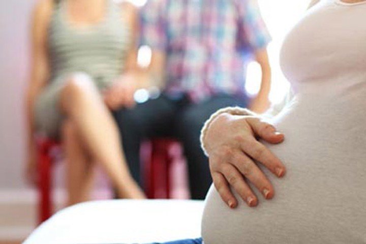 Việc hạn chế quyền yêu cầu ly hôn của người chồng khi người mang thai hộ đang mang thai, sinh con sẽ giúp quyền lợi của đứa trẻ sinh ra được bảo đảm. (Ảnh minh họa, Nguồn: PLVN)