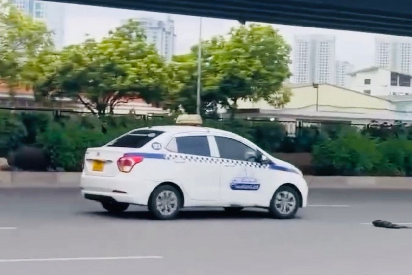Hình ảnh xe taxi gây "náo loạn" trên đường Phạm Hùng sáng 02/7/2024 (Ảnh cắt từ clip trên mạng xã hội)